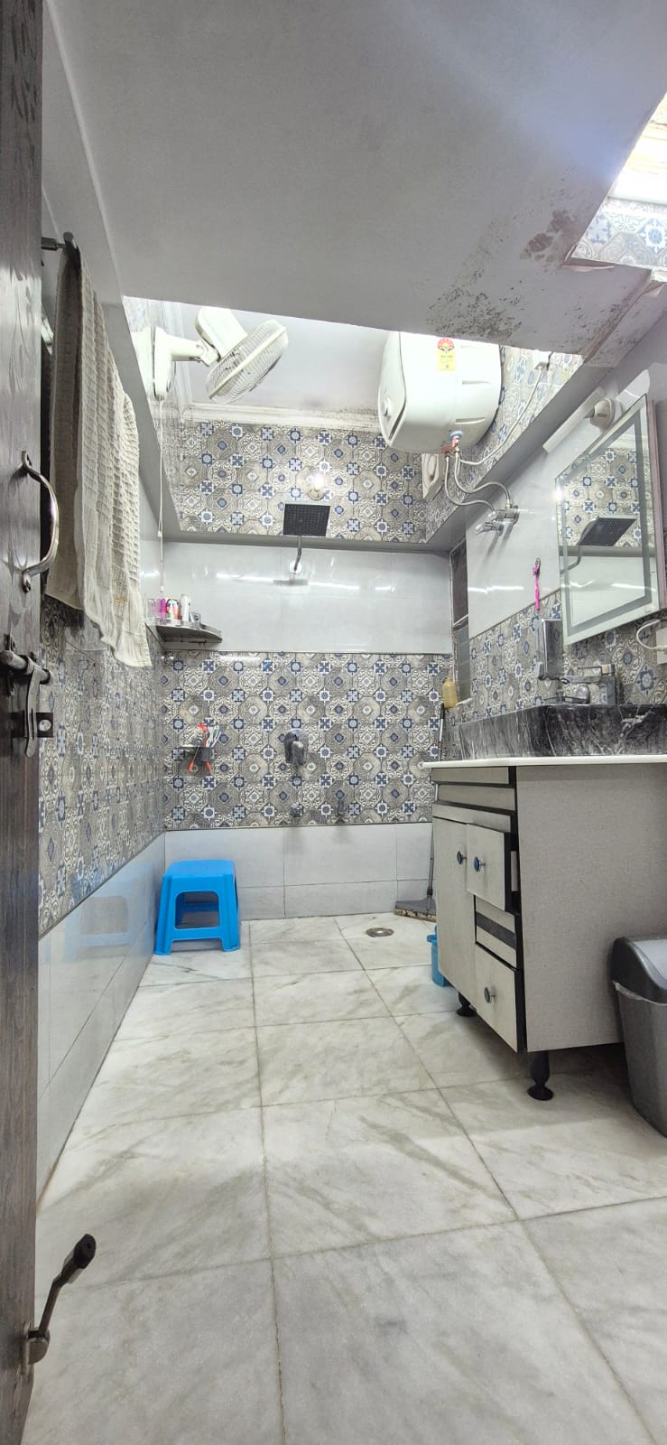 Affordable 4BHK Extended Flat | 1st Floor | Sector A, Vasant Kunj | 3 Open Parking | ₹3.5 Cr