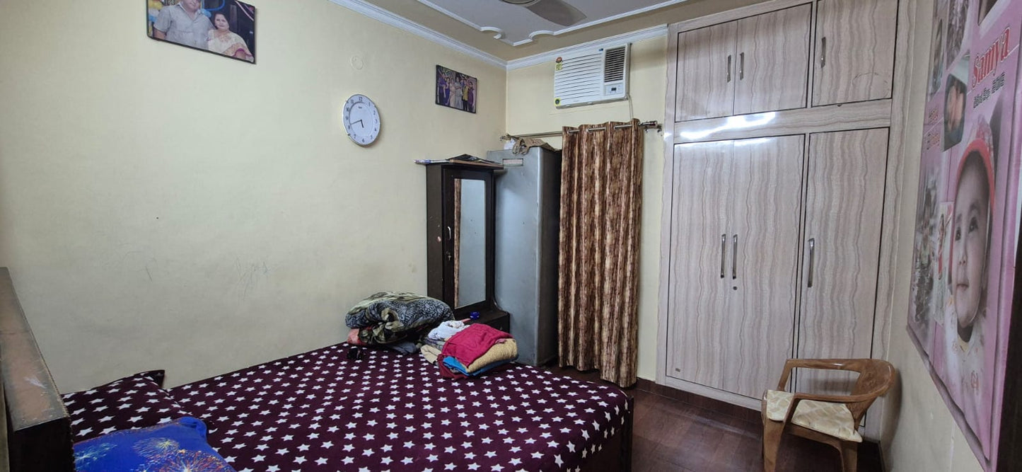 Affordable 4BHK Extended Flat | 1st Floor | Sector A, Vasant Kunj | 3 Open Parking | ₹3.5 Cr
