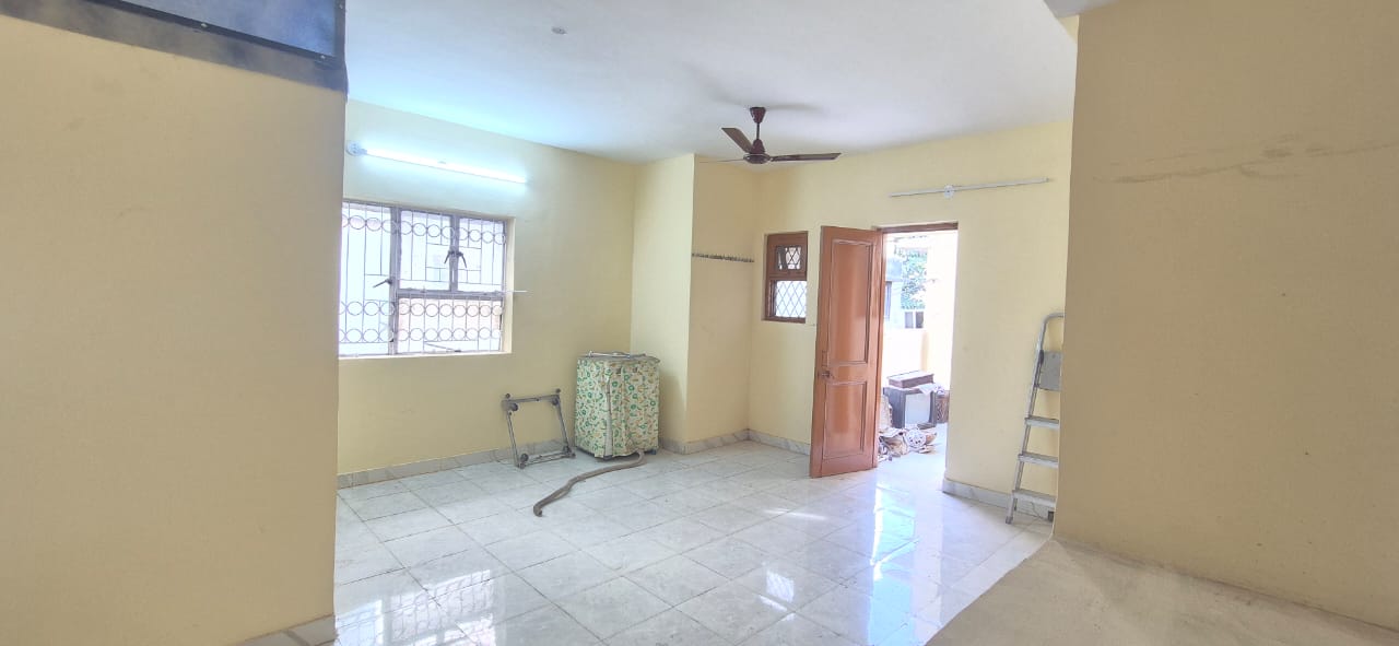 Spacious 4BHK Duplex | 2700 Sq.ft + 1000 Sq.ft Extension | Freehold DDA Flat | Sector B-5, Vasant Kunj | ₹3.9 Cr
