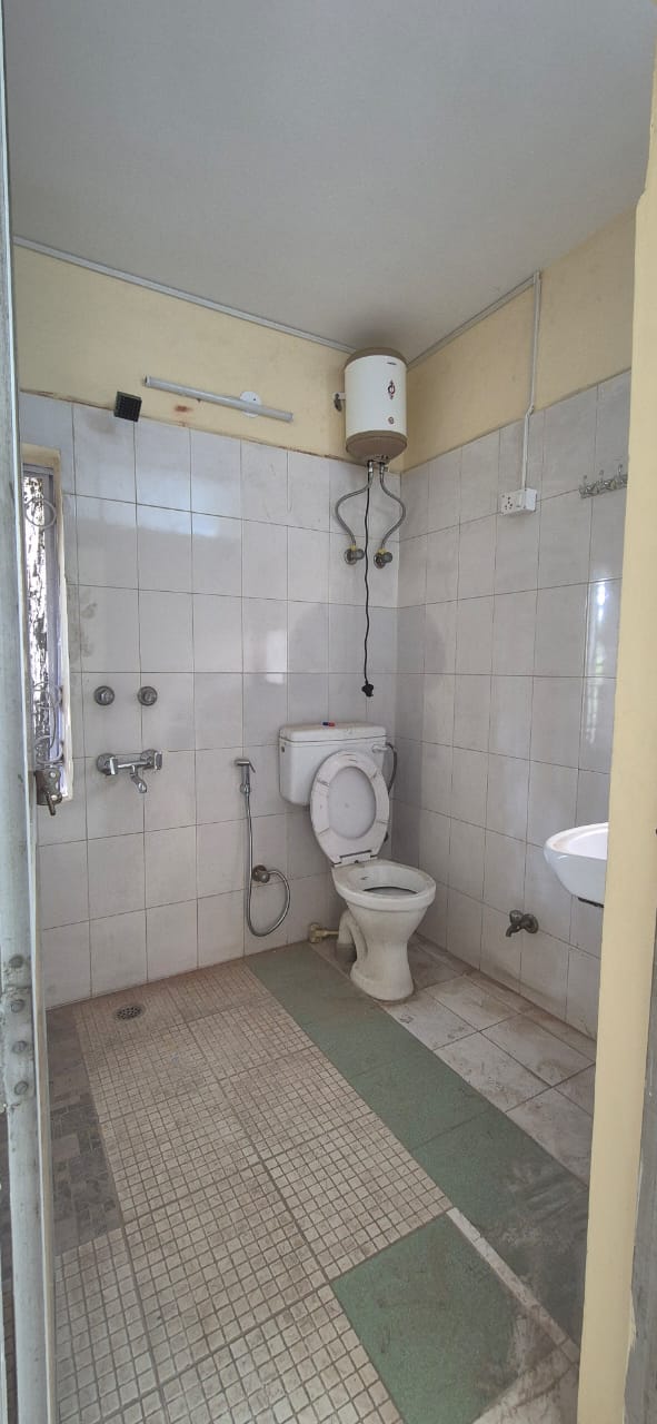 Spacious 4BHK Duplex | 2700 Sq.ft + 1000 Sq.ft Extension | Freehold DDA Flat | Sector B-5, Vasant Kunj | ₹3.9 Cr