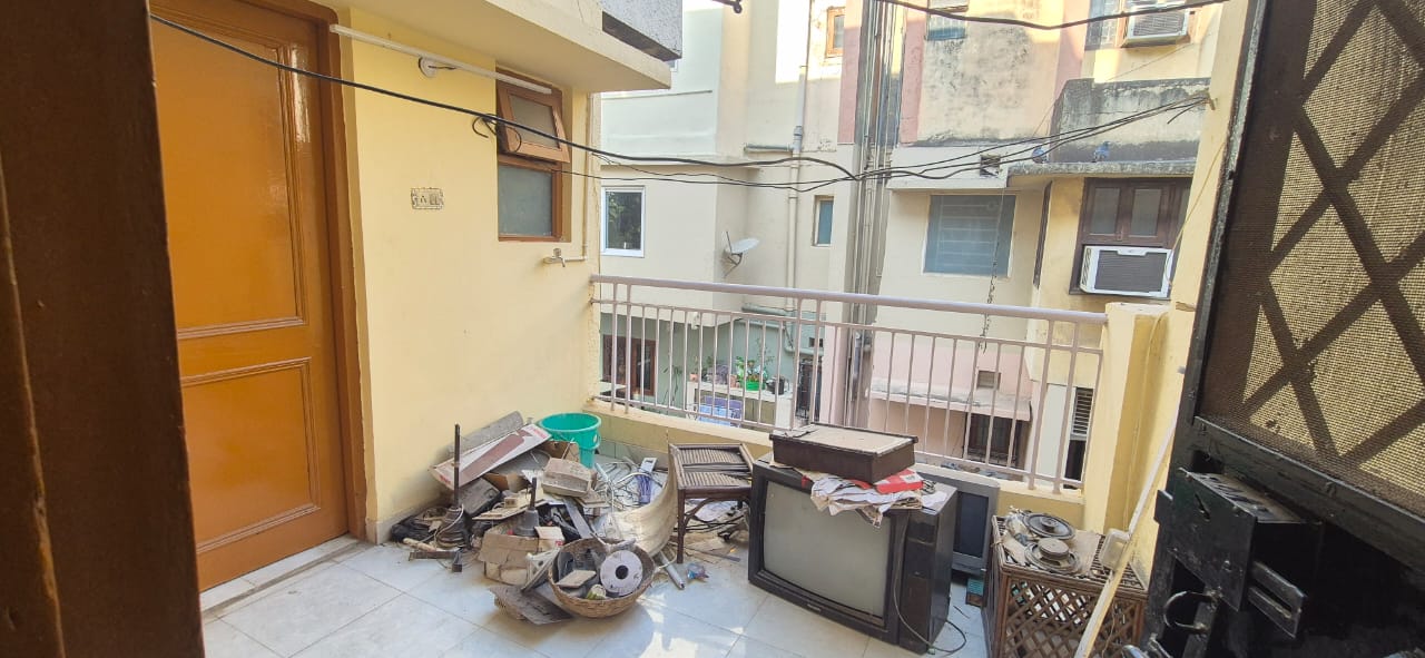 Spacious 4BHK Duplex | 2700 Sq.ft + 1000 Sq.ft Extension | Freehold DDA Flat | Sector B-5, Vasant Kunj | ₹3.9 Cr