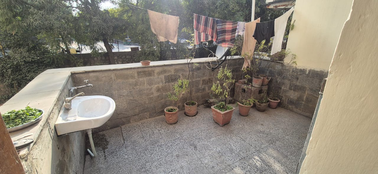 Spacious 4BHK Duplex | 2700 Sq.ft + 1000 Sq.ft Extension | Freehold DDA Flat | Sector B-5, Vasant Kunj | ₹3.9 Cr